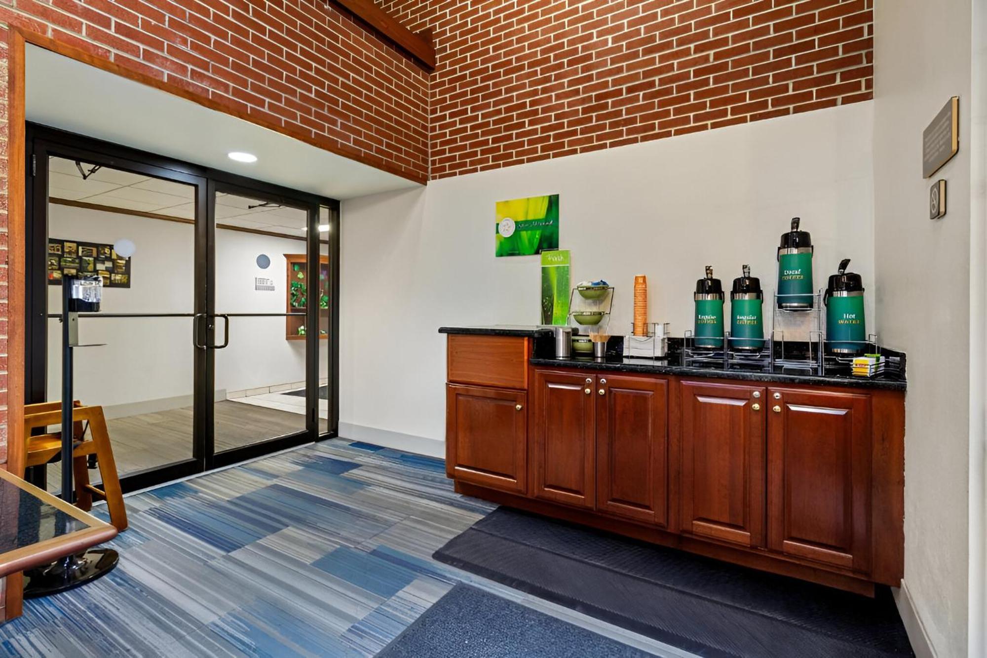 Quality Inn & Suites Алтуна Экстерьер фото